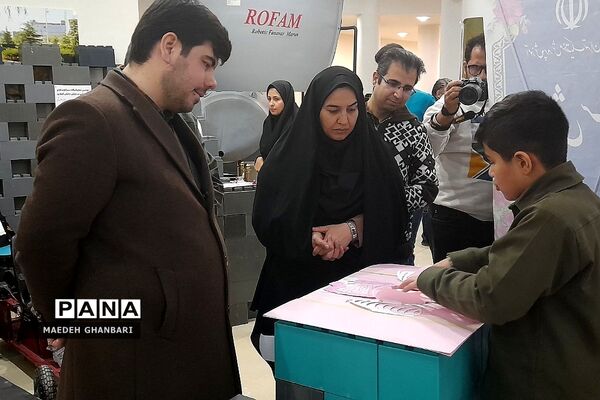 افتتاحیه نمایشگاه دستاوردهای پژوهشی دانش‌آموزی مدارس غیردولتی و هیئت امنایی در پارک فناوری پردیس