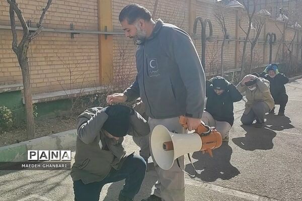 مانور آموزشی مهارت‌های پیشگیری در مقابل مخاطرات طبیعی و زلزله در کار خانه سیاسنگ شهرستان پردیس