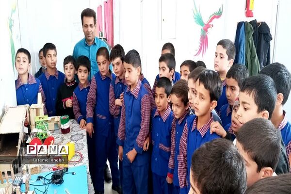 برگزاری نمایشگاه دست‌سازه‌ها و کاردستی در دبستان شهید محلاتی مهریز