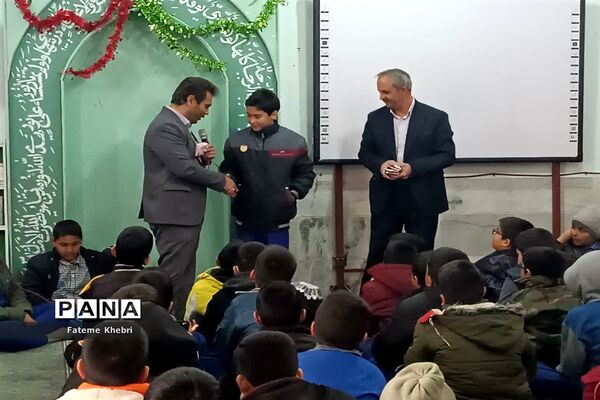 برگزاری نمایشگاه دست‌سازه‌ها و کاردستی در دبستان شهید محلاتی مهریز