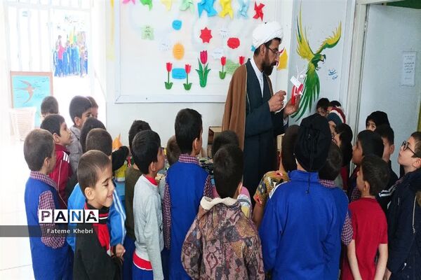 برگزاری نمایشگاه دست‌سازه‌ها و کاردستی در دبستان شهید محلاتی مهریز