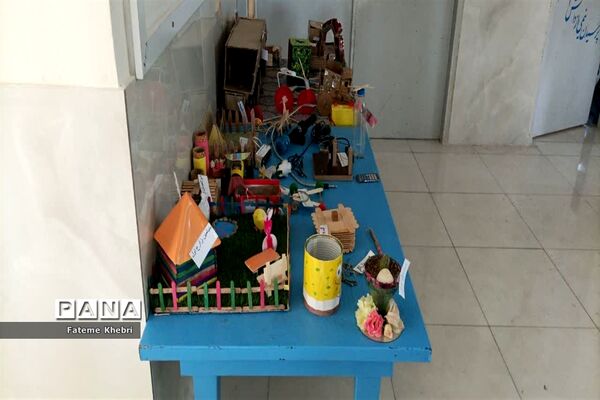 برگزاری نمایشگاه دست‌سازه‌ها و کاردستی در دبستان شهید محلاتی مهریز