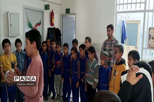 برگزاری نمایشگاه دست‌سازه‌ها و کاردستی در دبستان شهید محلاتی مهریز