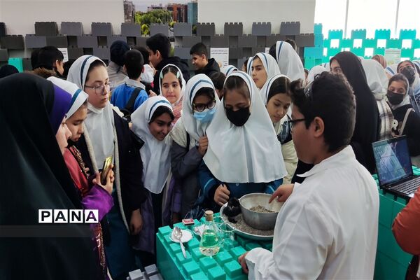 بازدید دانش‌آموزان شهرستان قدس از دومین نمایشگاه دستاوردهای پژوهشی در بخش دانش‌آموزی  پارک فناوری پردیس