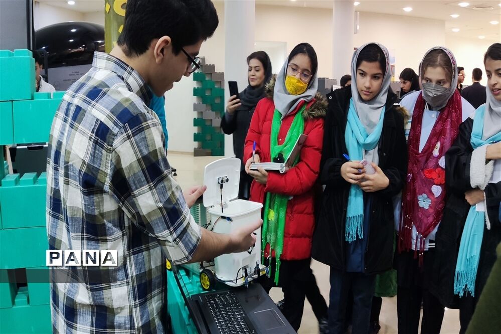 بازدید دانش‌آموزان شهرستان قدس از دومین نمایشگاه دستاوردهای پژوهشی در بخش دانش‌آموزی  پارک فناوری پردیس