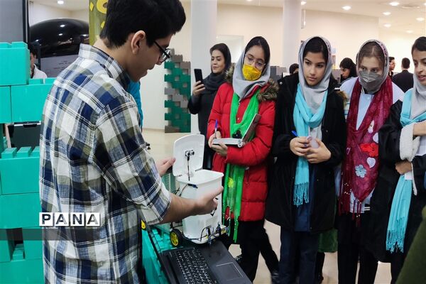 بازدید دانش‌آموزان شهرستان قدس از دومین نمایشگاه دستاوردهای پژوهشی در بخش دانش‌آموزی  پارک فناوری پردیس