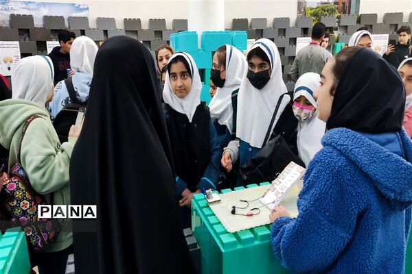 بازدید دانش‌آموزان شهرستان قدس از دومین نمایشگاه دستاوردهای پژوهشی در بخش دانش‌آموزی  پارک فناوری پردیس