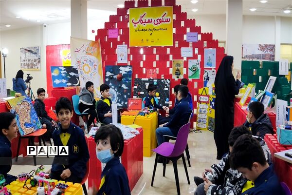 بازدید دانش‌آموزان شهرستان قدس از دومین نمایشگاه دستاوردهای پژوهشی در بخش دانش‌آموزی  پارک فناوری پردیس