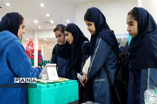 بازدید دانش‌آموزان شهرستان قدس از دومین نمایشگاه دستاوردهای پژوهشی در بخش دانش‌آموزی  پارک فناوری پردیس