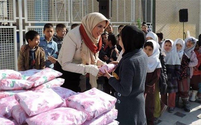 کمک به دانش‌آموزان بی‌بضاعت کوچکترین خدمت یک معلم است