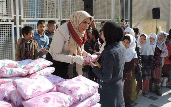 کمک به دانش‌آموزان بی‌بضاعت کوچکترین خدمت یک معلم است