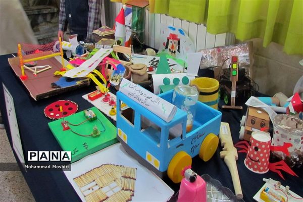 نمایشگاه  روز ملی هوای پاک در دبستان گلستان مشهد