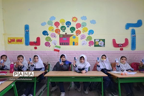 توزیع شیر رایگان در دبستان دخترانه فجر دوره اول و دوم شهرستان شیروان