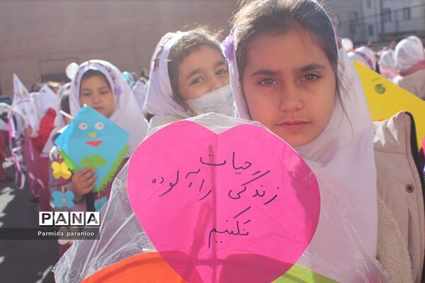 نواختن زنگ هوای پاک در مدرسه نبی‌اکرم یک بهارستان2