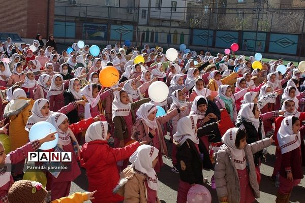 نواختن زنگ هوای پاک در مدرسه نبی‌اکرم یک بهارستان2