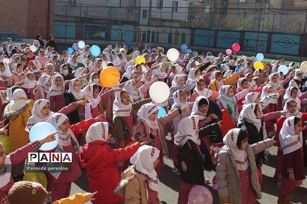 نواختن زنگ هوای پاک در مدرسه نبی‌اکرم یک بهارستان2