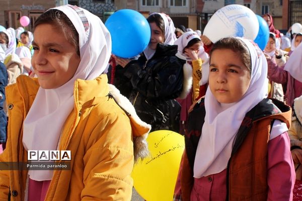 نواختن زنگ هوای پاک در مدرسه نبی‌اکرم یک بهارستان2