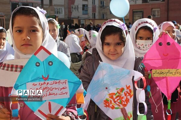 نواختن زنگ هوای پاک در مدرسه نبی‌اکرم یک بهارستان2