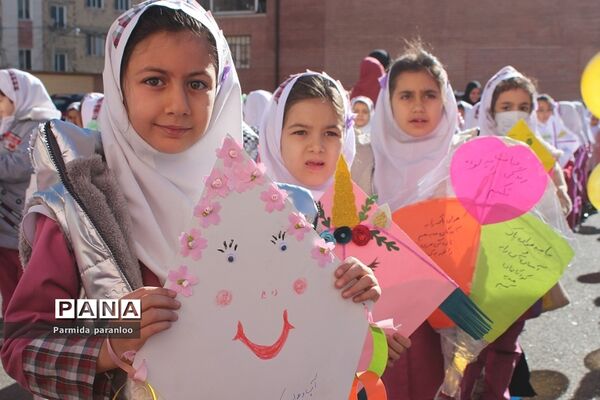 نواختن زنگ هوای پاک در مدرسه نبی‌اکرم یک بهارستان2