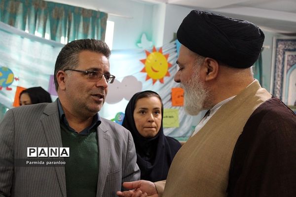 نواختن زنگ هوای پاک در مدرسه نبی‌اکرم یک بهارستان2