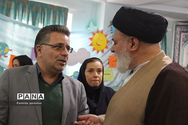 نواختن زنگ هوای پاک در مدرسه نبی‌اکرم یک بهارستان2
