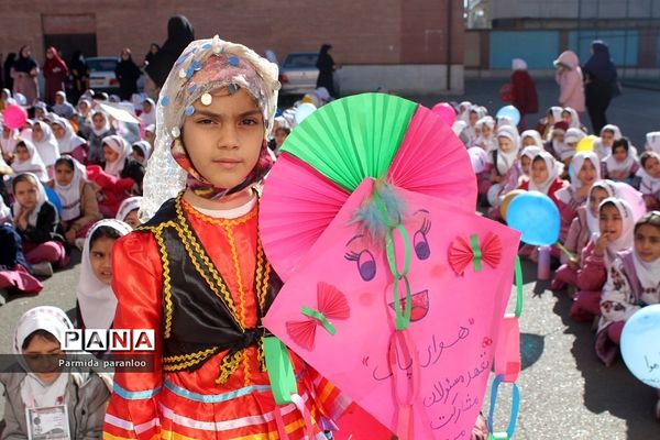 نواختن زنگ هوای پاک در مدرسه نبی‌اکرم یک بهارستان2