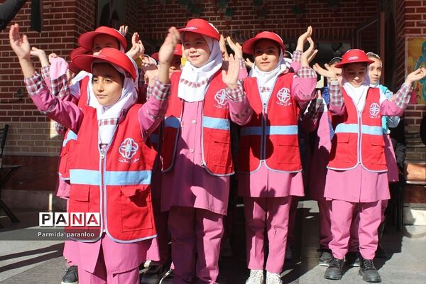 نواختن زنگ هوای پاک در مدرسه نبی‌اکرم یک بهارستان2