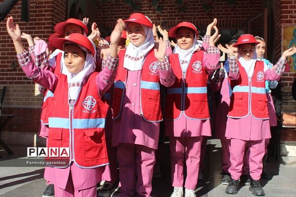 نواختن زنگ هوای پاک در مدرسه نبی‌اکرم یک بهارستان2
