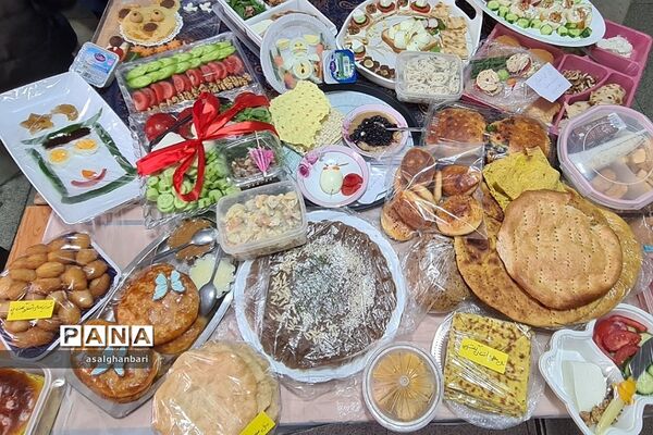 مراسم صبحانه سالم و نان‌های سنتی در هفته بسیج ملی تغدیه در دبستان هموطن یک رودهن