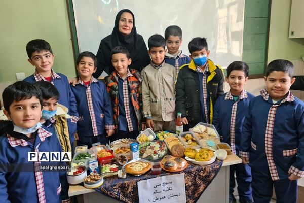 مراسم صبحانه سالم و نان‌های سنتی در هفته بسیج ملی تغدیه در دبستان هموطن یک رودهن