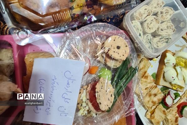 مراسم صبحانه سالم و نان‌های سنتی در هفته بسیج ملی تغدیه در دبستان هموطن یک رودهن