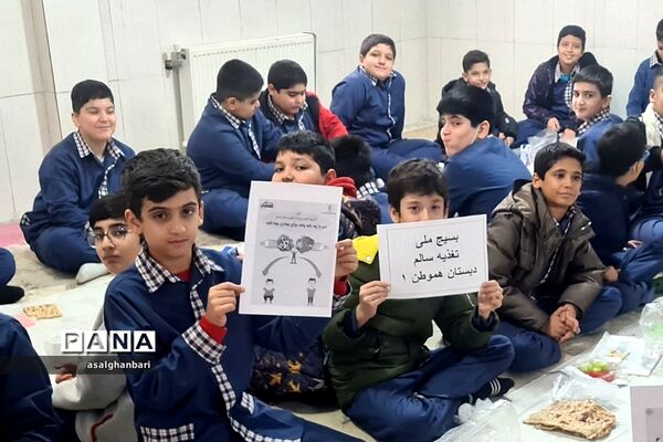 مراسم صبحانه سالم و نان‌های سنتی در هفته بسیج ملی تغدیه در دبستان هموطن یک رودهن