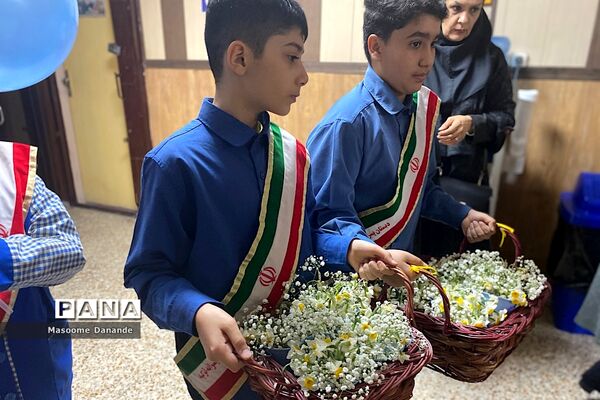 اهدای گل به کارکنان اداره آموزش و پرورش ناحیه یک شهرری به‌مناسبت هفته هوای پاک