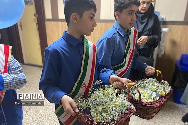 اهدای گل به کارکنان اداره آموزش و پرورش ناحیه یک شهرری به‌مناسبت هفته هوای پاک