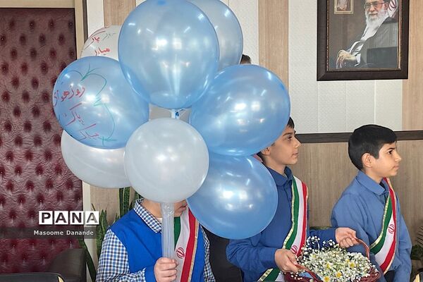 اهدای گل به کارکنان اداره آموزش و پرورش ناحیه یک شهرری به‌مناسبت هفته هوای پاک