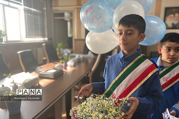 اهدای گل به کارکنان اداره آموزش و پرورش ناحیه یک شهرری به‌مناسبت هفته هوای پاک