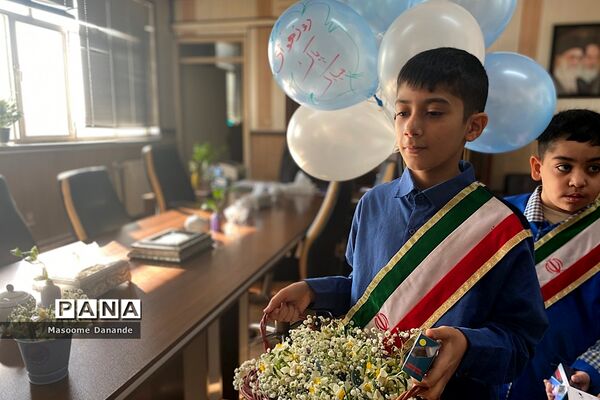 اهدای گل به کارکنان اداره آموزش و پرورش ناحیه یک شهرری به‌مناسبت هفته هوای پاک