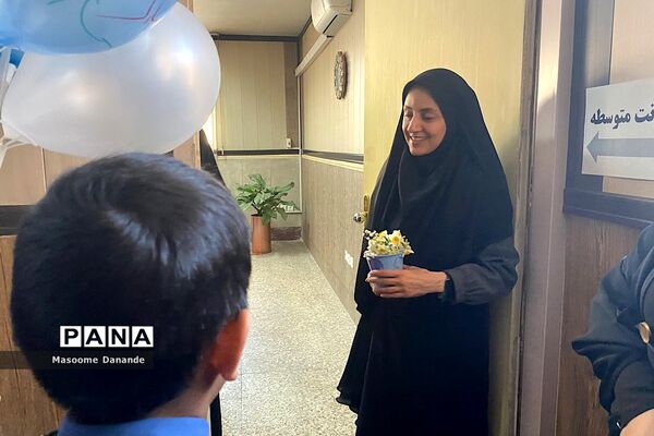 اهدای گل به کارکنان اداره آموزش و پرورش ناحیه یک شهرری به‌مناسبت هفته هوای پاک