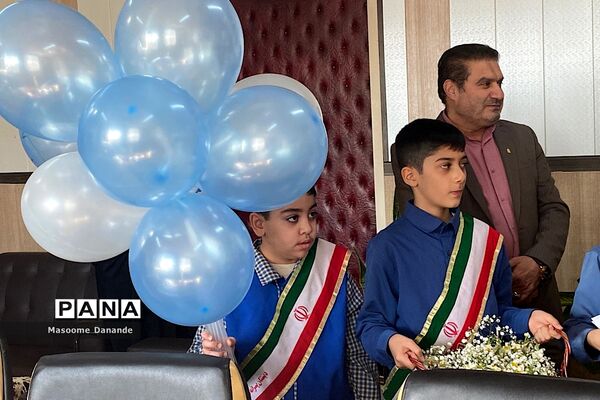 اهدای گل به کارکنان اداره آموزش و پرورش ناحیه یک شهرری به‌مناسبت هفته هوای پاک