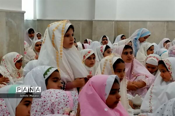 برگزاری مراسم معنوی جشن عبادت دانش‌آموزان دختر شهر فاروج در حوزه علمیه فاطمیه