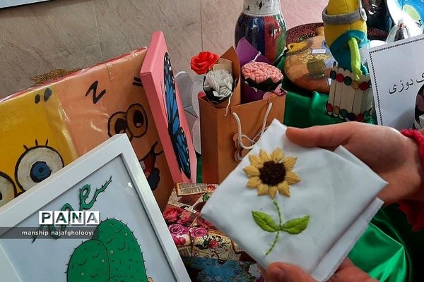 بازارچه هنرهای دستی کار و فناوری در مدرسه شهید شرافت بهارستان دو