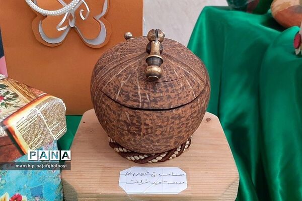 بازارچه هنرهای دستی کار و فناوری در مدرسه شهید شرافت بهارستان دو