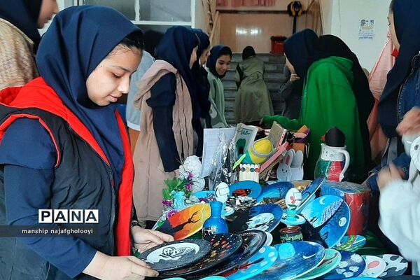 بازارچه هنرهای دستی کار و فناوری در مدرسه شهید شرافت بهارستان دو