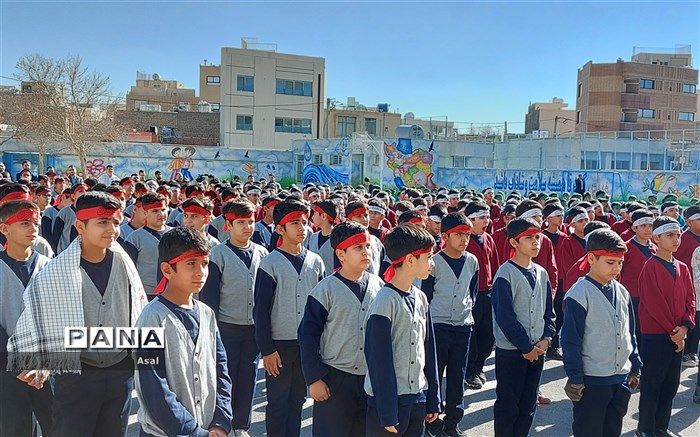 رونمایی از تندیس شهید سلیمانی در دبستان ناحیه ۴ اصفهان/فیلم