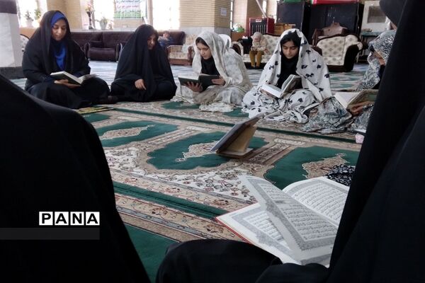 شرکت در نماز جماعت و برگزاری محفل قرآن توسط دانش آموزان شاهد فاطمه الزهرا (س)