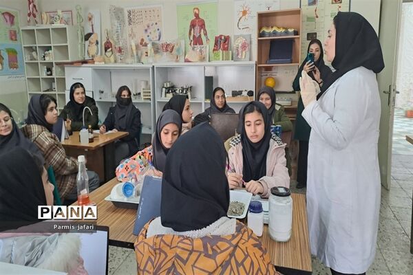 حضور دانش‌آموزان دبیرستان نگین علم و هنر در آزمایشگاه زیست پژوهشسرای دانش‌آموزی شهریار