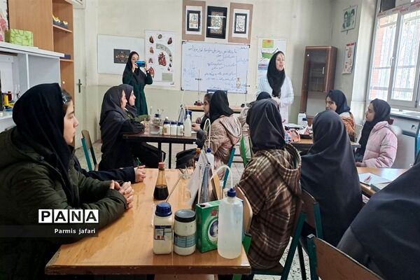 حضور دانش‌آموزان دبیرستان نگین علم و هنر در آزمایشگاه زیست پژوهشسرای دانش‌آموزی شهریار