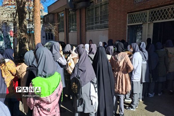 حضور دانش‌آموزان دبیرستان نگین علم و هنر در آزمایشگاه زیست پژوهشسرای دانش‌آموزی شهریار