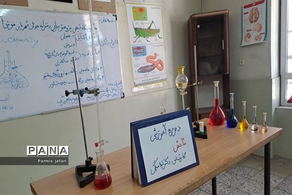 حضور دانش‌آموزان دبیرستان نگین علم و هنر در آزمایشگاه زیست پژوهشسرای دانش‌آموزی شهریار