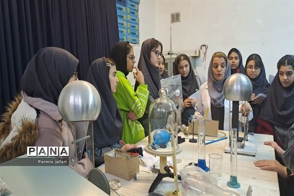 حضور دانش‌آموزان دبیرستان نگین علم و هنر در آزمایشگاه زیست پژوهشسرای دانش‌آموزی شهریار